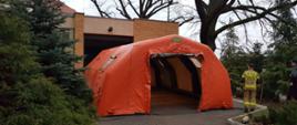 Na zdjęciu widoczny pomarańczowy namiot pneumatyczny ustawiony obok izby przyjęć szpitala w Goleniowie. 