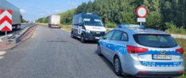 Zatrzymany do kontroli zestaw ciężarowy stoi w zatoce przy krajowej „pięćdziesiątce” w Mszczonowie. Inspektorzy mazowieckiej Inspekcji Transportu Drogowego przekazują do dalszych czynności kierującego w stanie po spożyciu alkoholu patrolowi Policji,