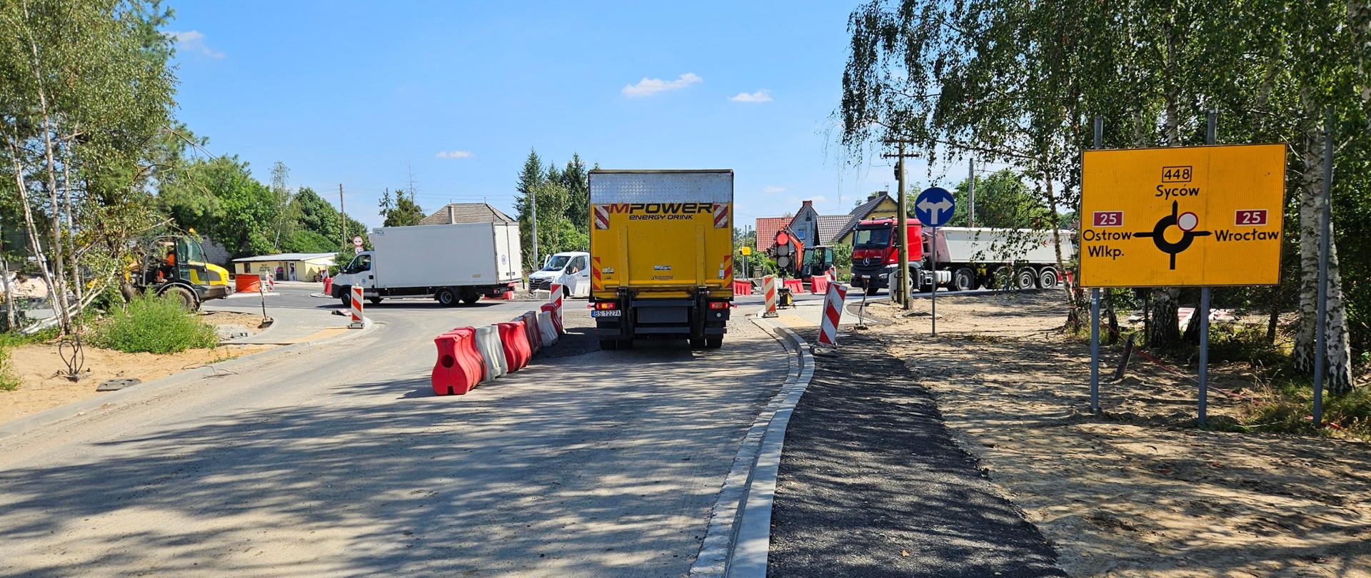 na zdjęciu widoczna budowa ronda w Drołtowicach, w tle samochody i biało - czerwone bariery