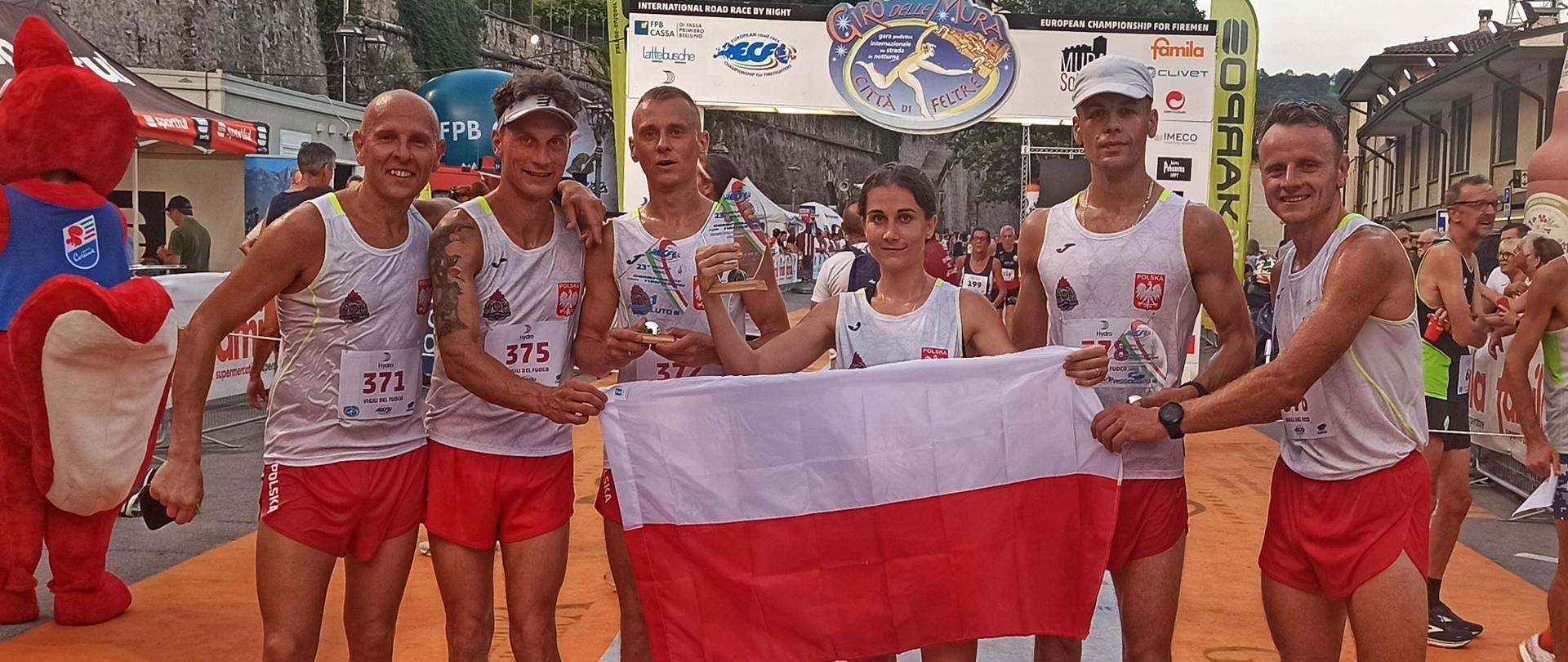 Reprezentacja Państwowej Straży Pożarnej pozuje do pamiątkowej fotografii po zakończeniu biegu mistrzostw.