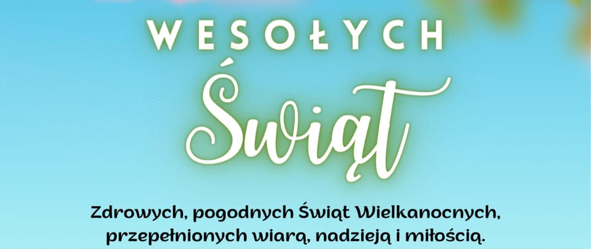 Zdjęcie przedstawia kartkę świąteczną z życzeniami z okazji zbliżających się Świąt Wielkanocnych. Tło kartki w kolorze jasnym niebieskim. Na górze widać fragment gałęzi drzewa z różowymi pąkami kwiatów. Po środku znajduje się tekst życzeń świątecznych. W pierwszej linijce dużymi literami widnieje napis w kolorze jasnym żółtym wesołych świąt. W następnych linijkach zamieszczone zostały życzenia Zdrowych, pogodnych Świąt Wielkanocnych, przepełnionych wiarą, nadzieją i miłością. Radosnego, wiosennego nastroju, serdecznych spotkań w gronie rodziny i przyjaciół oraz wesołego "Alleluja". Pod tekstem życzeń podpisali się przedstawiciele kadry kierowniczej komendy miejskiej Państwowej Straży Pożarnej w Radomiu. Na dole karty pod życzeniami widać zieloną trawę z kwiatami pośród których również znajdują się kolorowe jajka pisanki. Jajka są w kolorach różowym, niebieskim, białym i zielonym. 