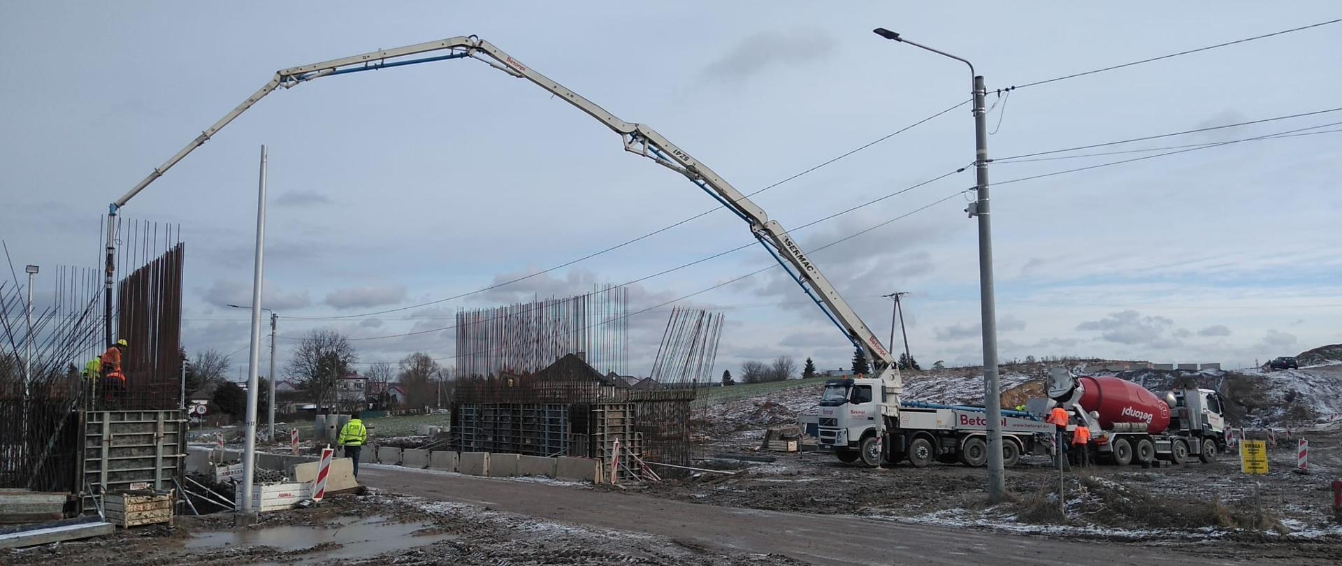 DK9 budowa obwodnicy Ostrowca Świętokrzyskiego - betonowanie obiektu mostowego 