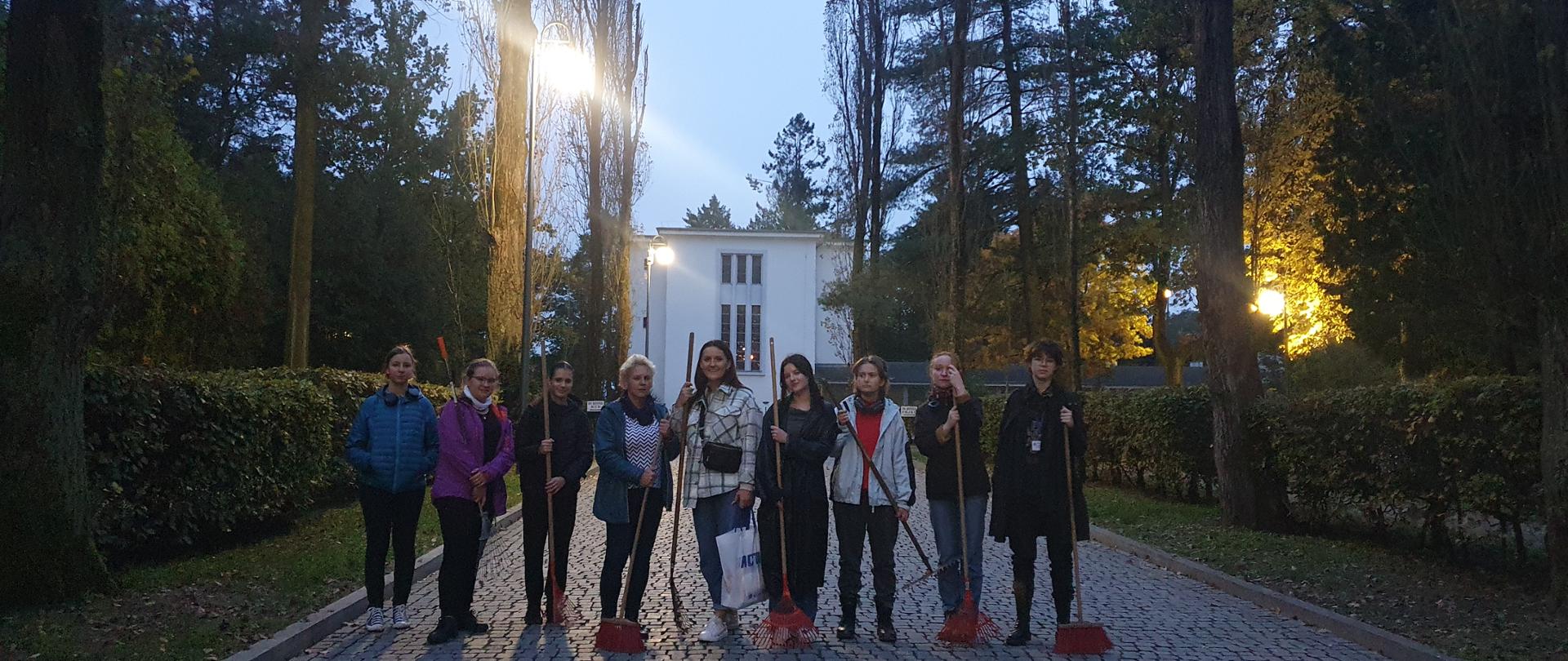 Zdjęcie osób uczestniczących w akcji szkoła pamięta