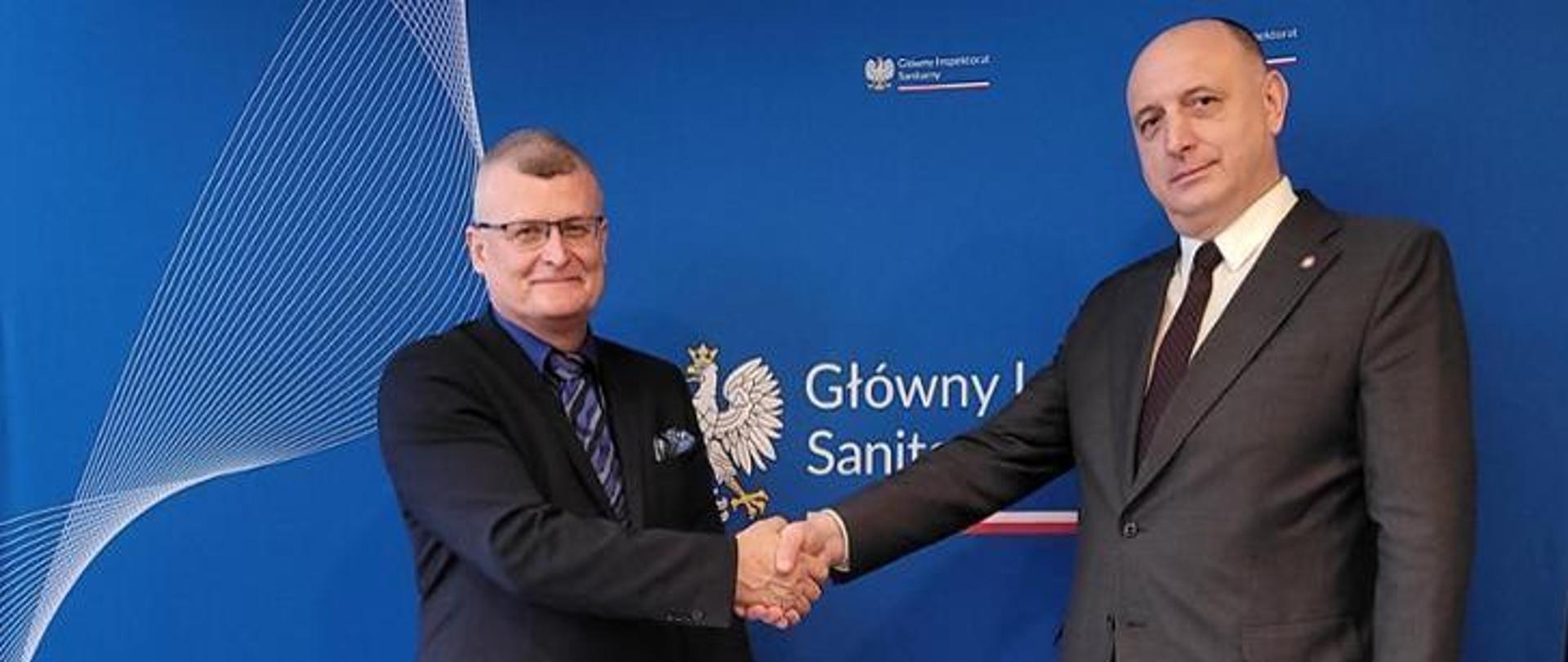 Nowy Główny Inspektor Sanitarny - Paweł Grzesiowski ściskający dłoń Krzysztofowi Saczce