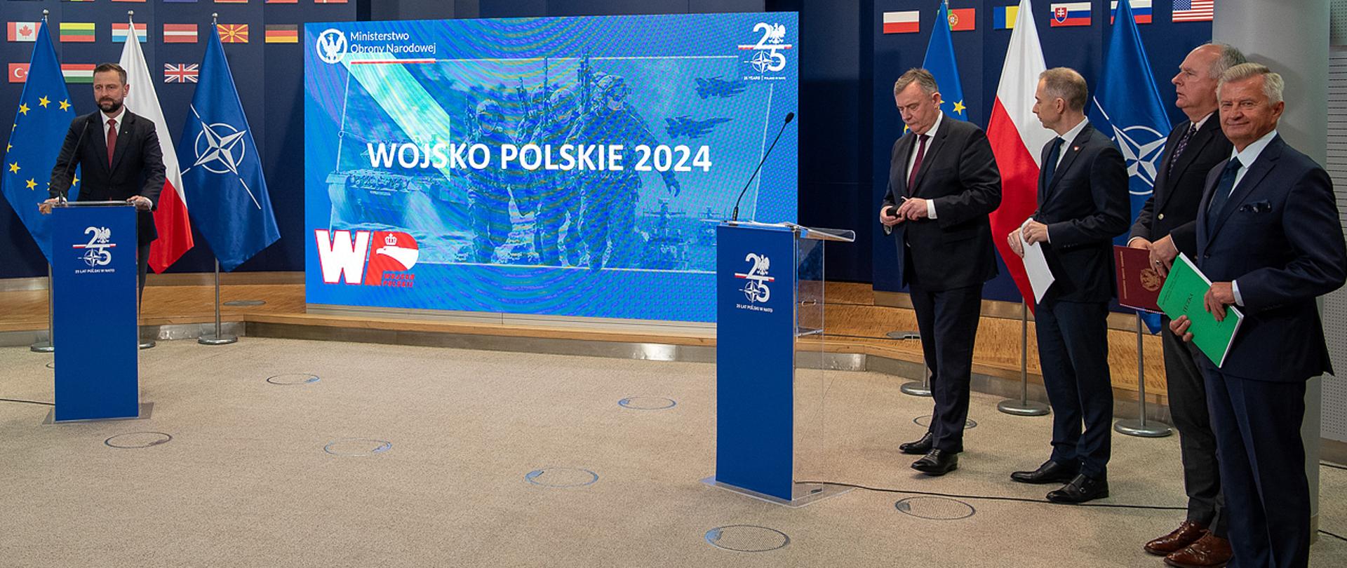 4 października 2024 r. w siedzibie MON w Warszawie, odbyła się konferencja prasowa kierownictwa MON podsumowująca działania resortu. Fot. Maciej Nędzyński/CO MON
