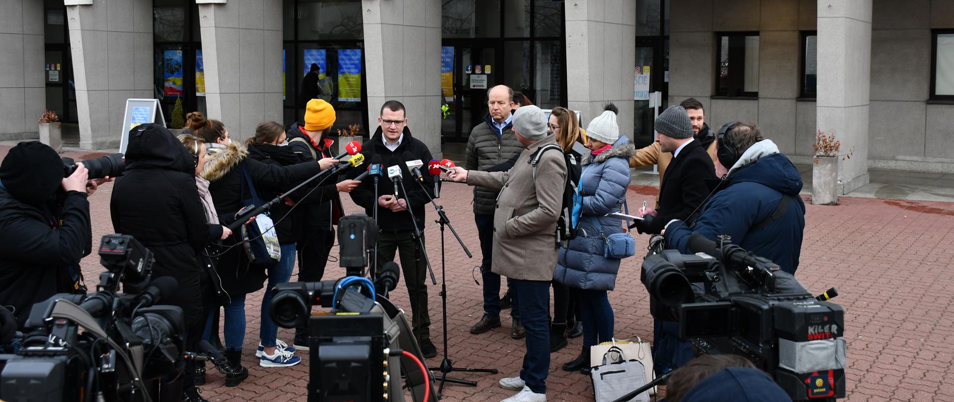 Briefing prasowy Ministra Spraw Wewnętrzny i Administracji oraz Wojewody Mazowieckiego w Hali COS Torwar.