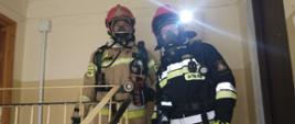 Ćwiczenia kazimierskich strażaków na budynkach wielorodzinnych – ratownicy ze sprawiona linią gaśniczą na IV piętrze