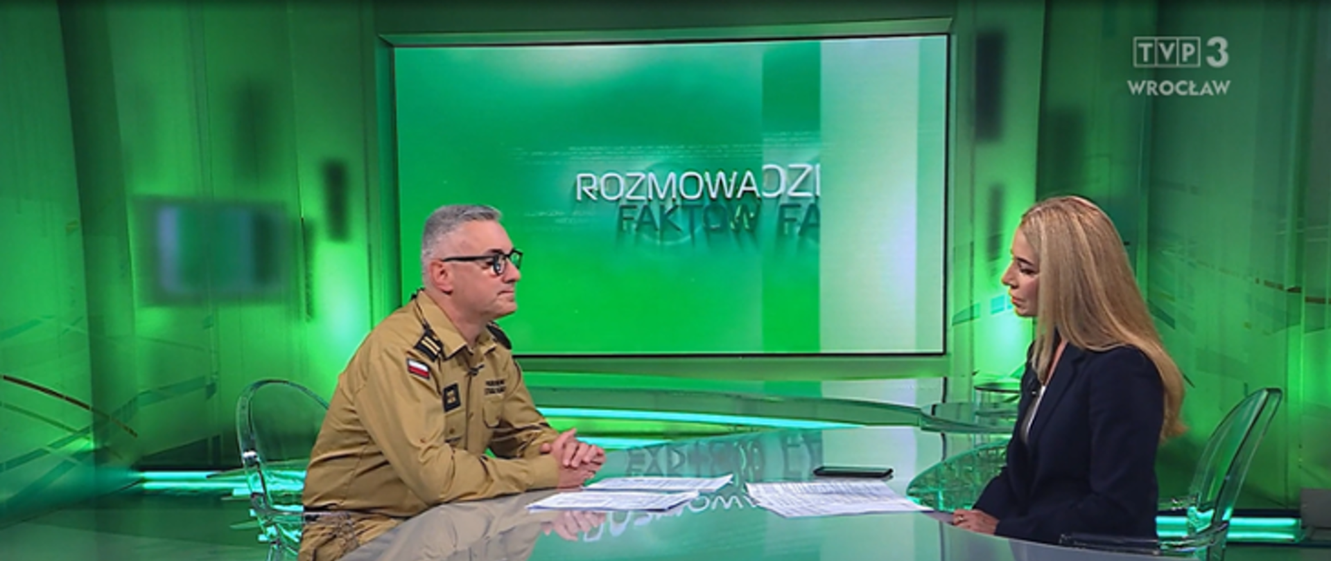 Strażak w studio telewizyjnym udziela wywiadu 