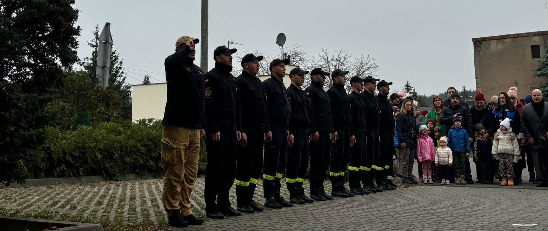 Pododdział w szeregu przy JRG2.