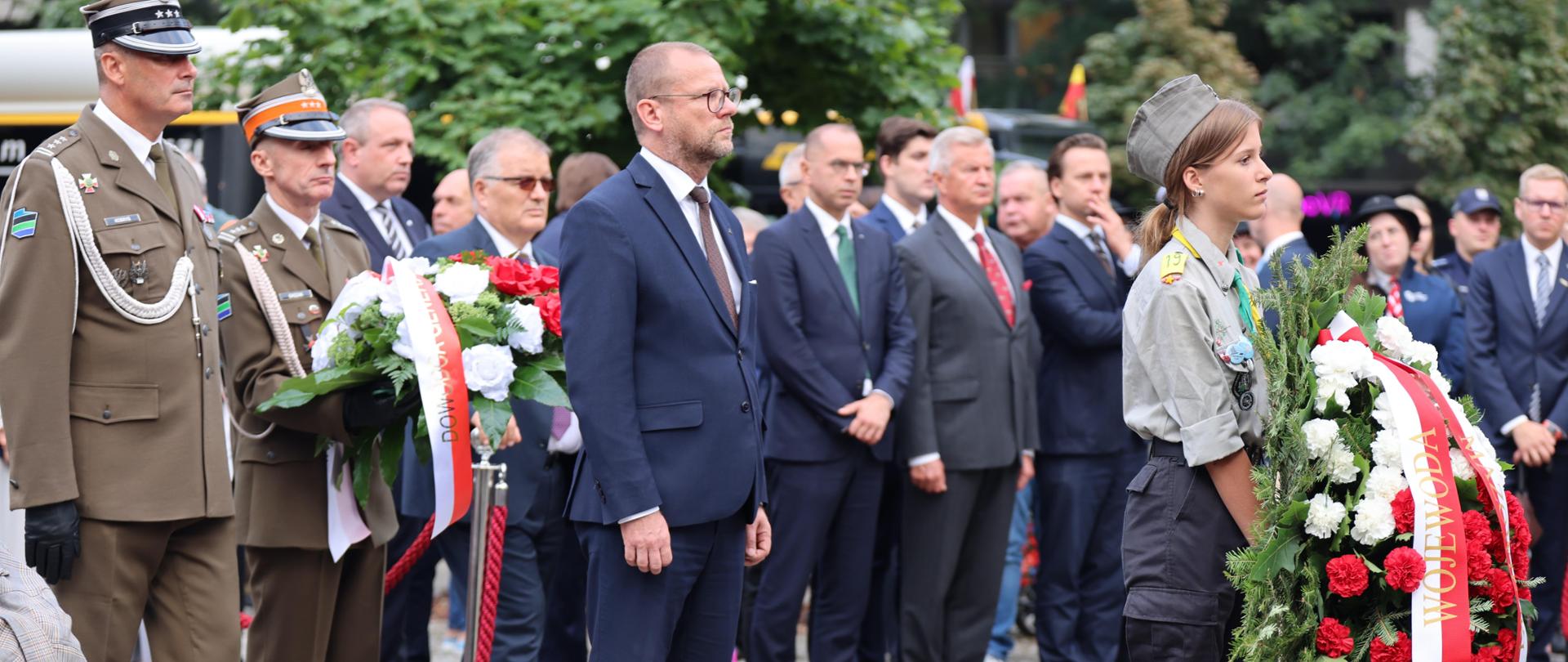 Na zdjęciu widać kobiety i mężczyzn