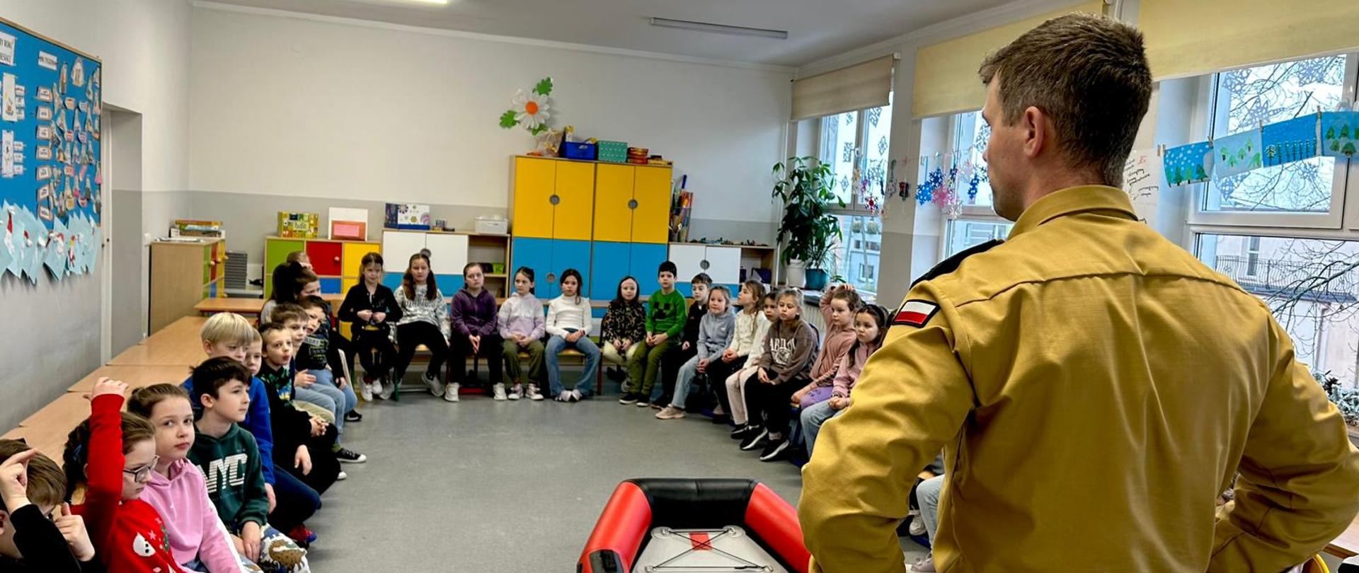 Strażak pokazuje sprzęt do ratownictwa