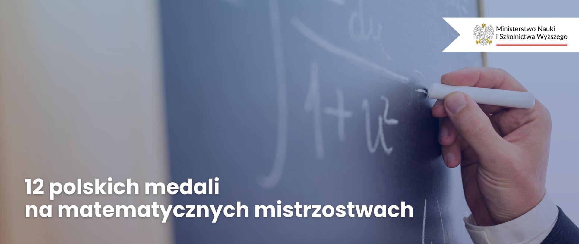 Grafika: dłoń pisząca kredą na tablicy, napis: 12 medali matematycznych mistrzostw świata dla Polaków 