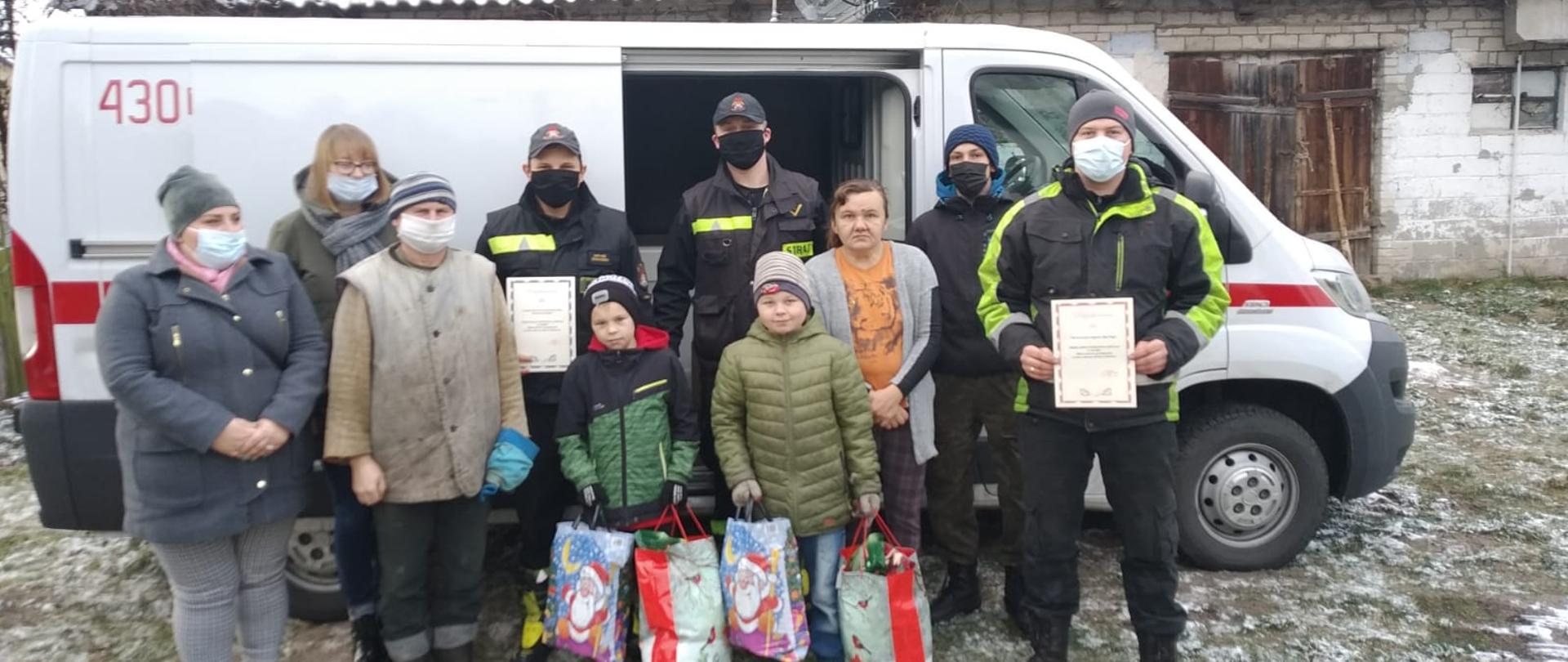 strażacy zorganizowali paczkę dla rodziny z powiatu koneckiego