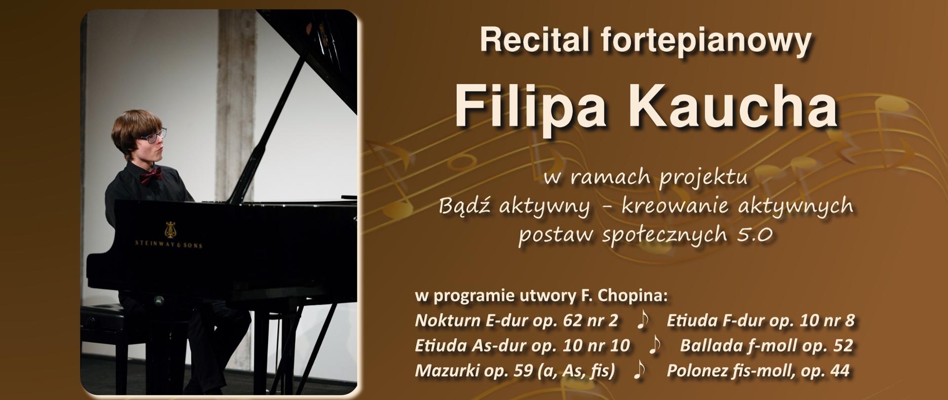 plakat recitalu fortepianowego w dniu 18. 11. 2024 w wykonaniu Filipa Kaucha na brązowym tle ze zdjęciem wykonawcy przy fortepianie po lewej stronie