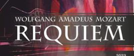 Plakat przedstawiający zaproszenie na koncert. Duże litery w białym kolorze przedstawiające napis Wolfgang Amadeus Mozart Requiem.