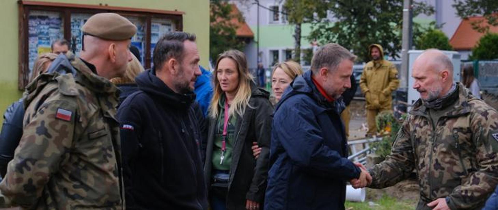 minister marcin kierwiński na terenach po powodziowych