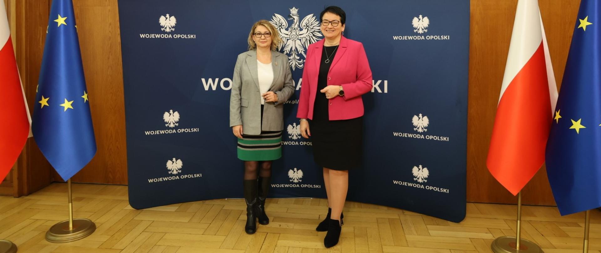 Monika Jurek Wojewoda Opolski oraz Ewa Pawlinów Dyrektor Wydziału Polityki Społecznej na zakończenie konferencji. Wspólne zdjęcie.