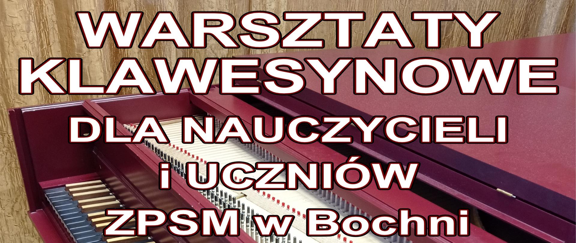 Grafika na beżowo popielatym tle prezentującym manuał oraz część pudła rezonansowego klawesynu w kolorze czerwonym zawiera w lewym górnym rogu logo ZPSM w Bochni oraz w części centralnej białymi drukowanymi literami treść: "Warsztaty klawesynowe dla nauczycieli i uczniów ZPSM w Bochni, prowadzący: dr Andrzej Zawisza ". Na dole znajduje się napis: "Bochnia, 8 listopada 2024 r."