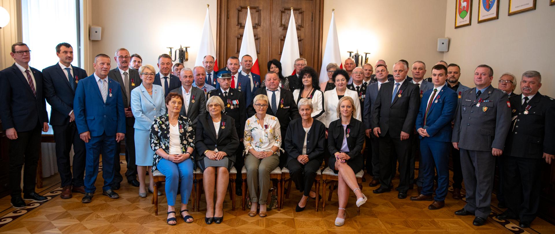 Zdjęcie grupowe wicewojewody łódzkiego Karola Młynarczyka i odznaczonych Honorowych Dawców Krwi 