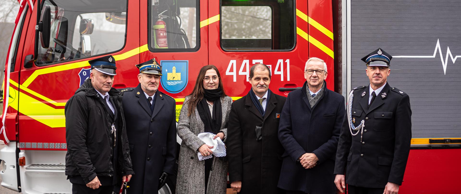 Zaproszeni goście na tle nowego samochodu strażackiego OSP Kaplica