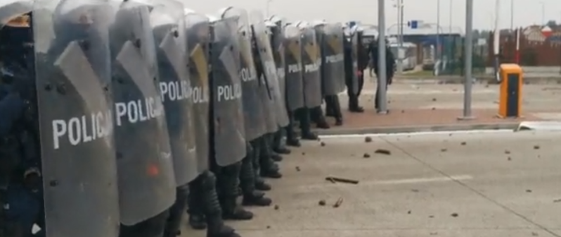 Bezpieczeństwa na granicy strzeże wojsko, specjalne jednostki, funkcjonariusze Straży Granicznej i Policji.