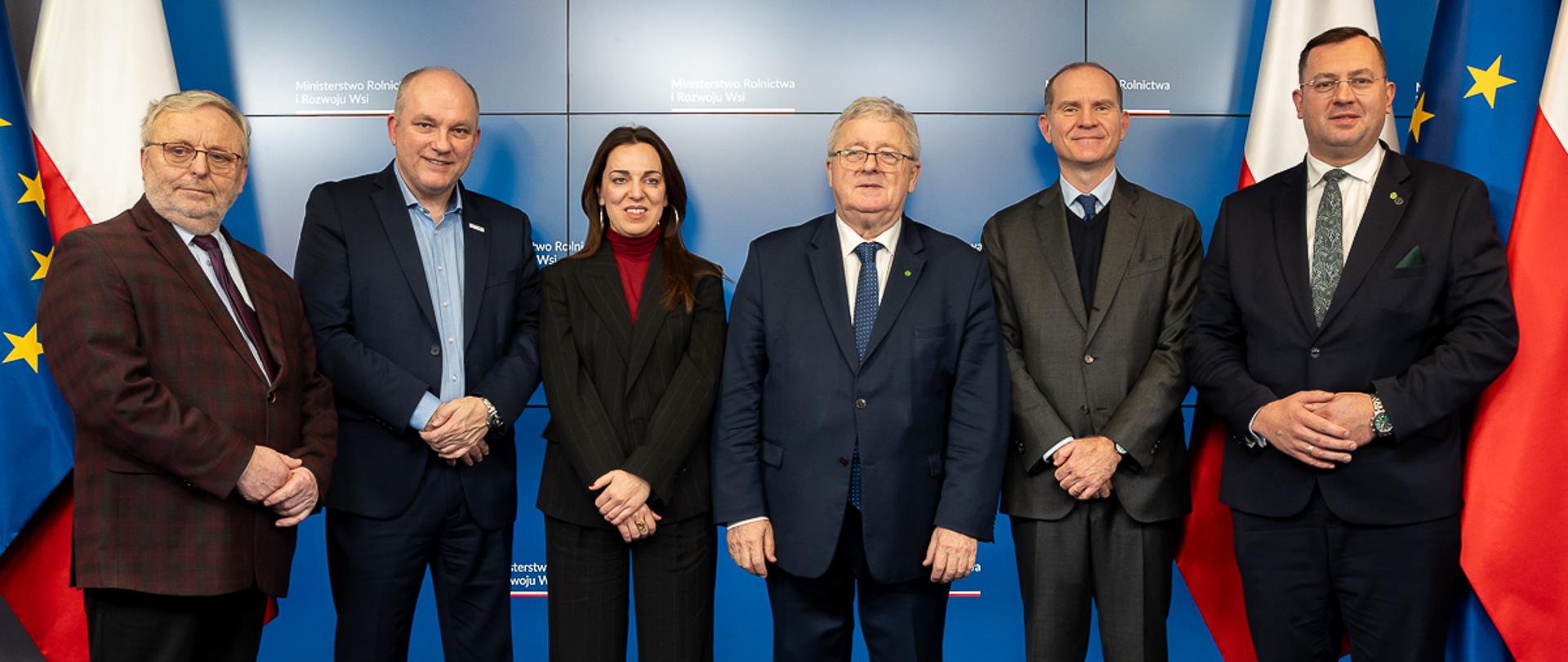 Pamiątkowe zdjęcie po konferencji prasowej (fot. MRiRW)