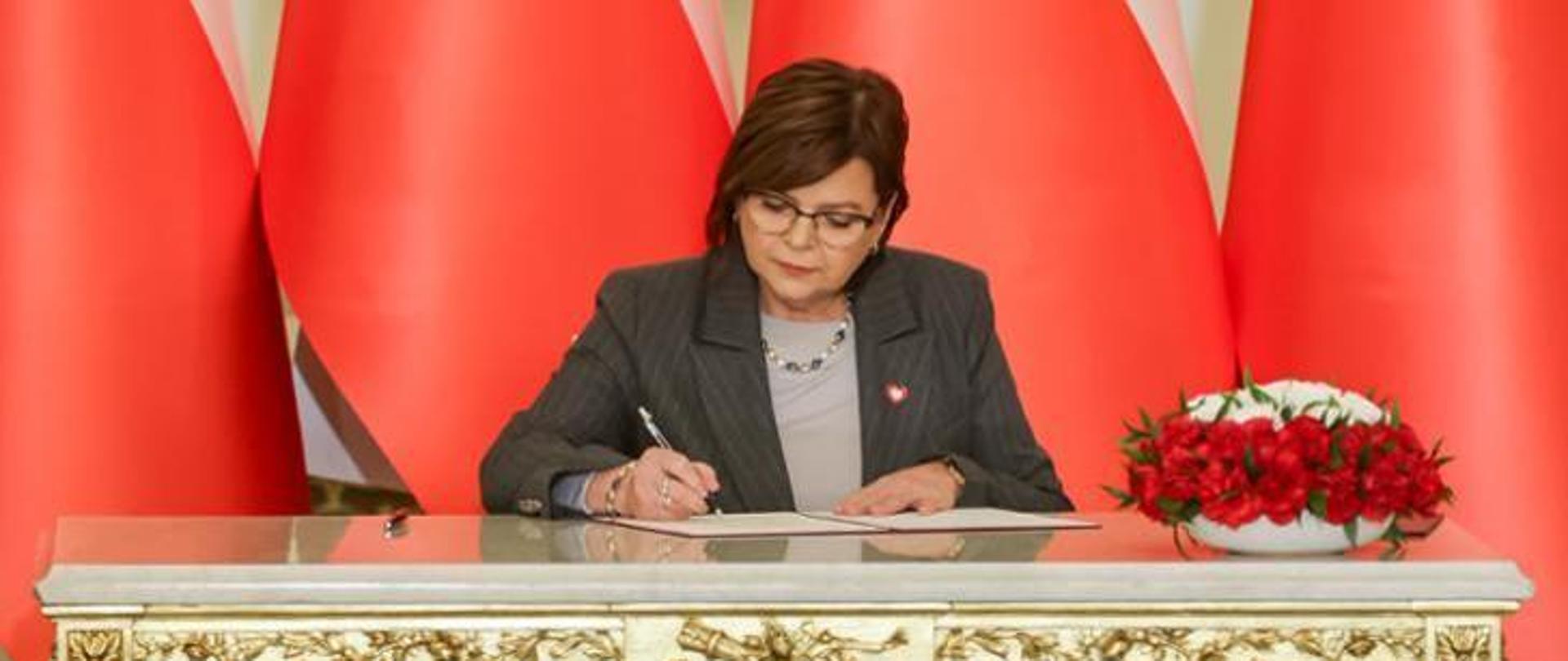 Minister Zdrowia podpisująca dokument państwowy