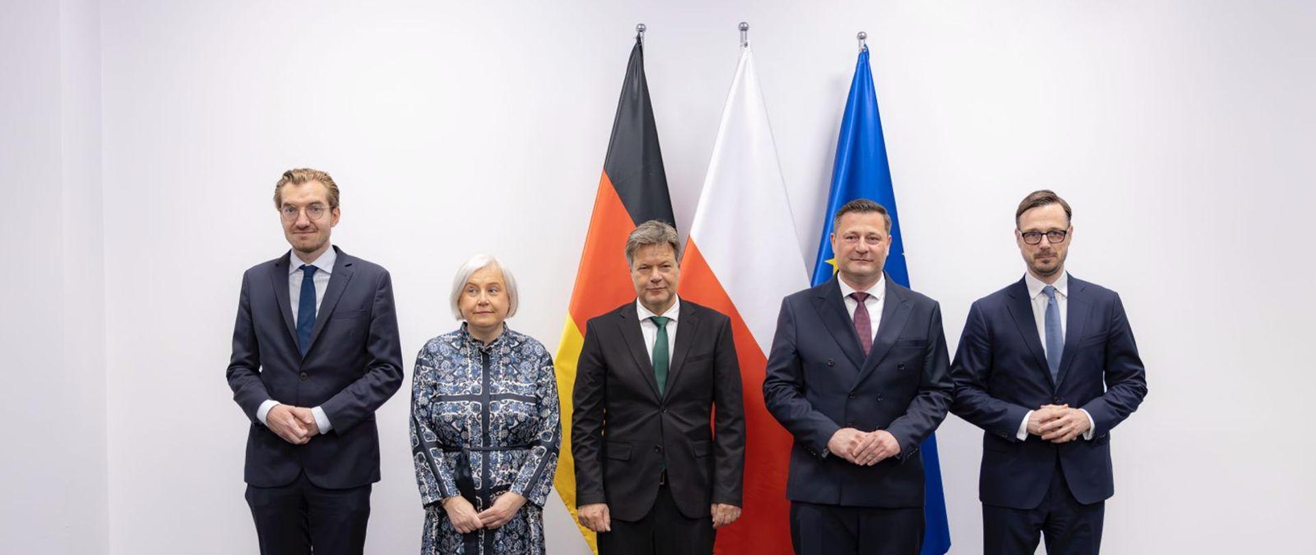Wspólne zdjęcie wicekanclerza, ministra gospodarki i ochrony klimatu Niemiec Roberta Habecka oraz ministra rozwoju i technologii Krzysztofa Paszyka
