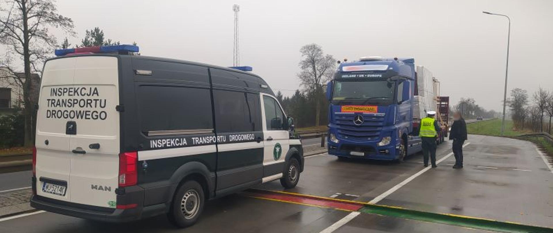 Widok pojazdu służbowego ITD na tle zatrzymanego pojazdu do kontroli