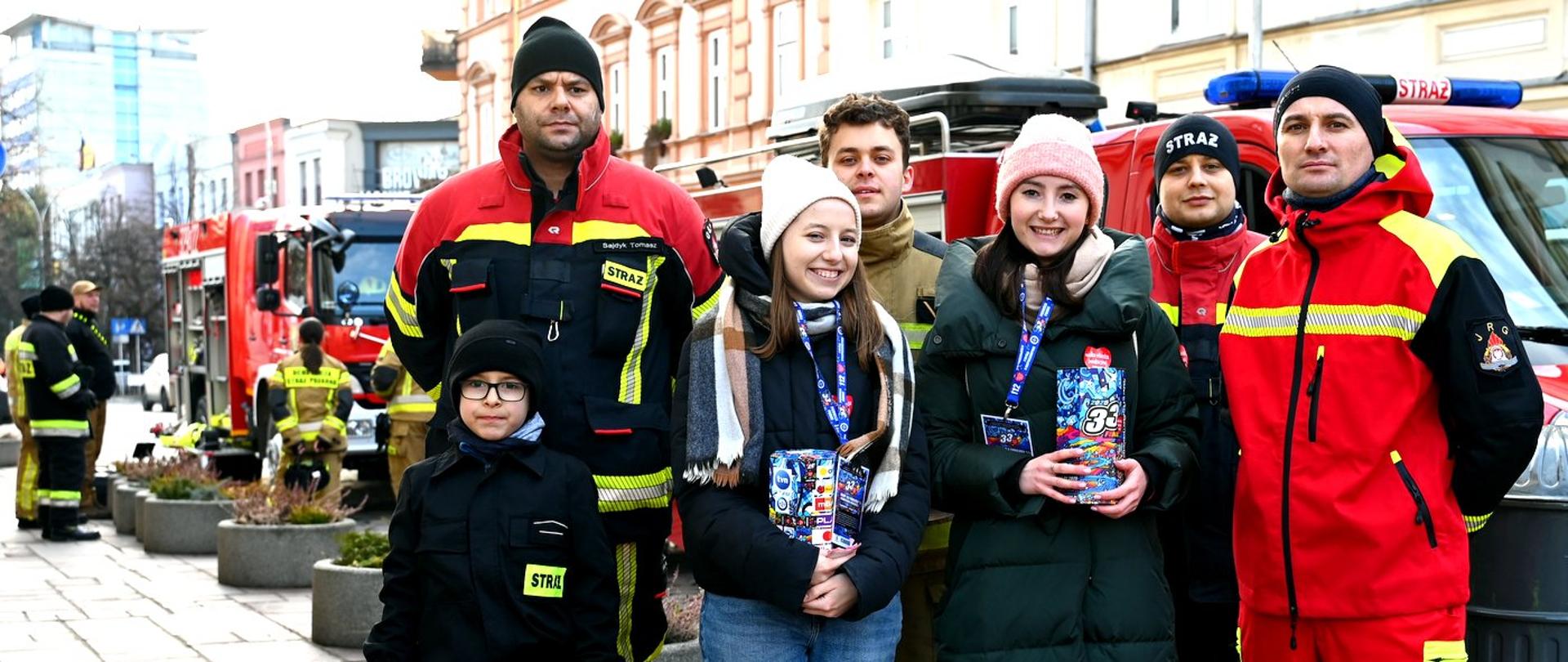 33. Finał Wielkiej Orkiestry Świątecznej Pomocy. Zdjęcie strażaków podczas finału. Strażacy pozują do zdjęcia z wolontariuszami, uczestnikami finału. Strażacy prowadzą prezentację sprzętu i działań ratowniczych.