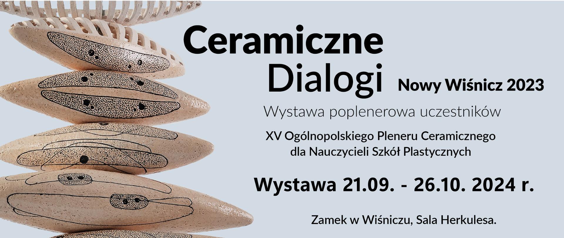 Z lewej fragment rzeźby ceramicznej z prawej napis Ceramiczne Dialogi Nowy Wiśnicz 2023 Wystawa poplenerowa uczestników XV Ogólnopolskiego Pleneru Ceramicznego dla Nauczycieli Szkół Plastycznych Wystawa 21.09.-26.10.2024 r. Zamek w Wiśniczu, Sala Herkulesa