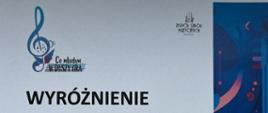 Dyplom przedstawia wyróżnienie dla Esterki Szablickiej. W lewym górnym rogu znajduje się logo konkursu "Co młodym w duszy gra" w kolorach niebieskim i fioletowym. Prawa strona dyplomu ozdobiona jest pionową, abstrakcyjną grafiką przedstawiającą elementy instrumentu smyczkowego w kolorach niebieskim, różowym i czerwonym. Centralna część dokumentu zawiera nazwę wyróżnienia "WYRÓŻNIENIE" w dużej czcionce, pod którą wymieniono imię i nazwisko laureatki oraz nazwisko jej pedagoga, Annę Tohl-Lantych. Niżej znajdują się dane szkoły: "Państwowa Szkoła Muzyczna I stopnia nr 1 w Kędzierzynie-Koźlu" oraz informacje o IV Ogólnopolskim Konkursie, który odbył się w dniach 25-27 kwietnia 2024 roku. Pod spodem widnieją podpisy członków jury. Na samym dole dyplomu umieszczono logotypy patronów, opieki merytorycznej i sponsorów wydarzenia.