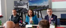 Minister finansów Magdalena Rzeczkowska, szef KAS Bartosz Zbaraszczuk oraz dyrektor CIRF Hubert Gniadowicz na konferencji