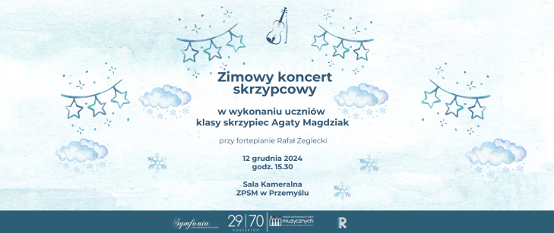 Na blado błękitnym tle znajdują się śnieżne chmurki i gwiazdki oraz grafika malutkich skrzypiec. Po środku widnieje tekst: Zimowy koncert skrzypcowy w wykonaniu uczniów klasy skrzypiec Agaty Magdziak, przy fortepianie Rafał Żeglecki, 12 grudnia 2024, godz. 15.30, Sala Kameralna ZPSM w Przemyślu. Poniżej na granatowym pasku znajdują się loga szkoły, symfonii i rady rodziców.