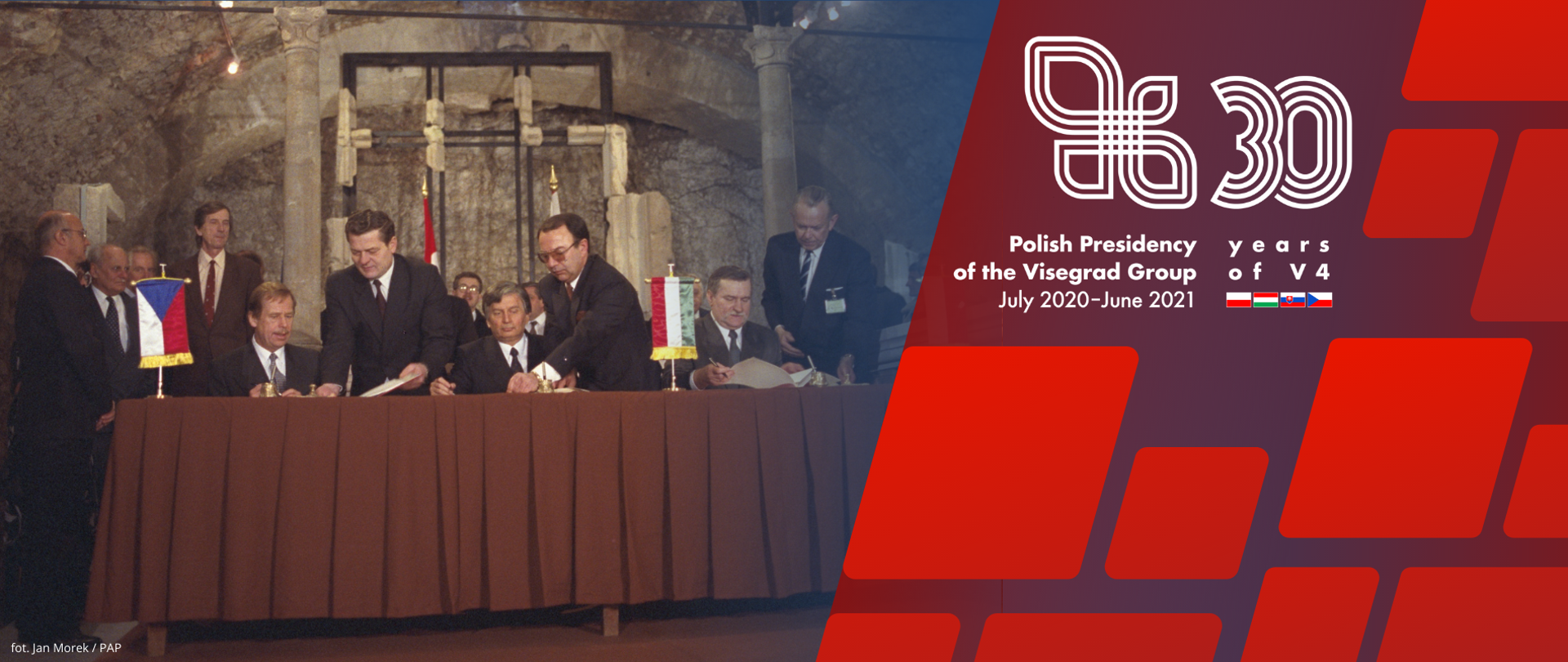Prezidenti Poľska a Československa a premiér Maďarska podpisujú Deklaráciu o spolupráci na hrade vo Vyšehrade v 1991