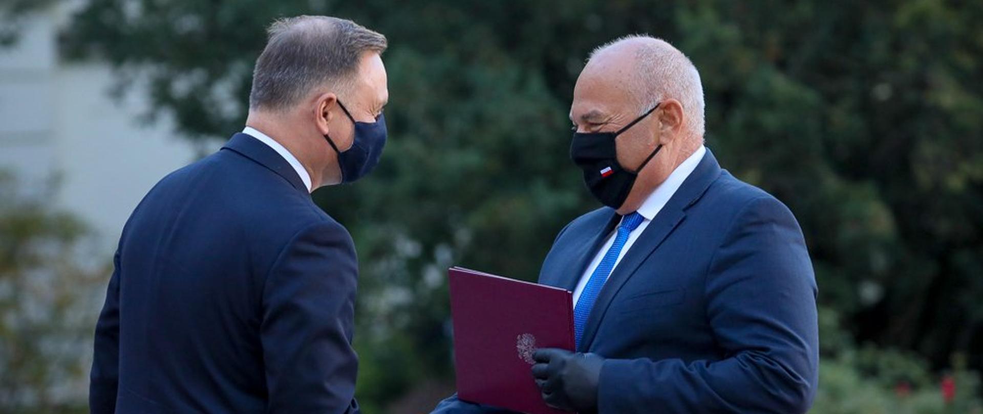 Prezydent Andrzej Duda i Tadeusz Kościński, uścisk dłoni.