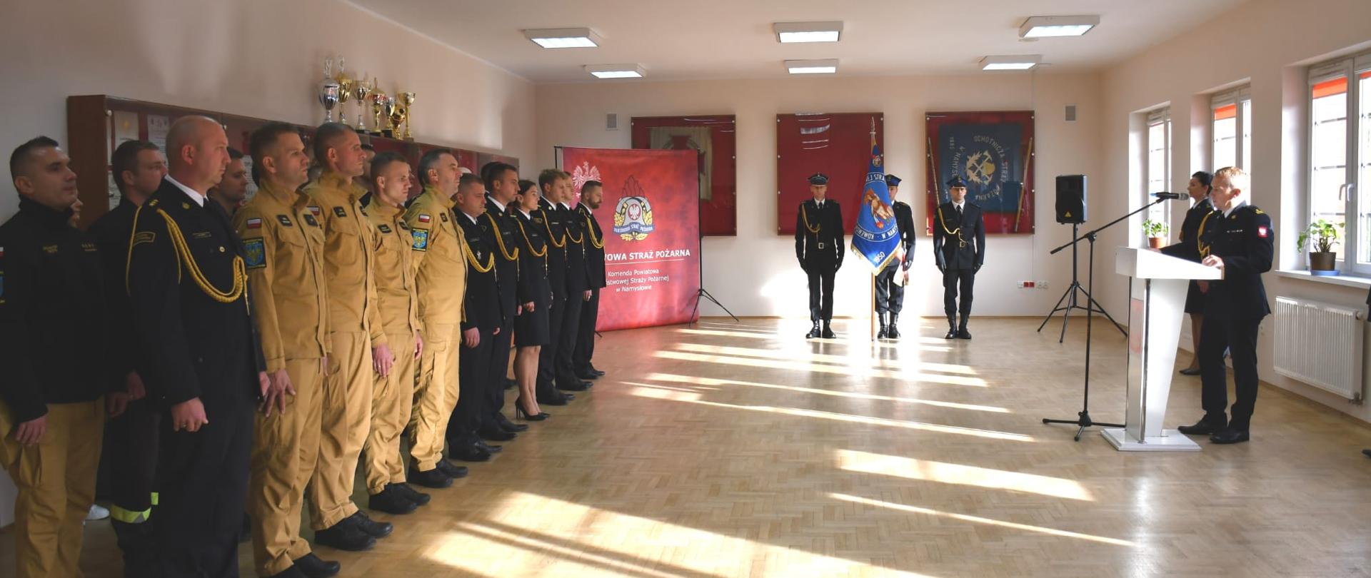 Na zdjęciu od lewej: Naczelnik wydziału organizacji i nadzoru bryg,. Beata Ochyra, Opolski Komendant Wojewódzki st. bryg. Paweł Kielar, Starosta Namysłowska Jolanta Wilczyńska, Komendant Powiatowy PSP w Namysłowie mł. bryg. Tadeusz Kmieć, Z-ca Komendanta Powiatowego mł. bryg. Adrian Wilczyński.