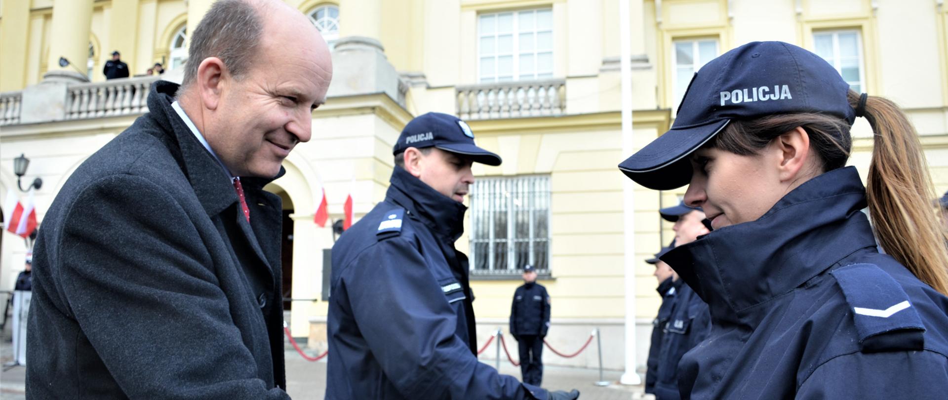 Uroczyste wręczenie kluczyków do nowo zakupionych pojazdów