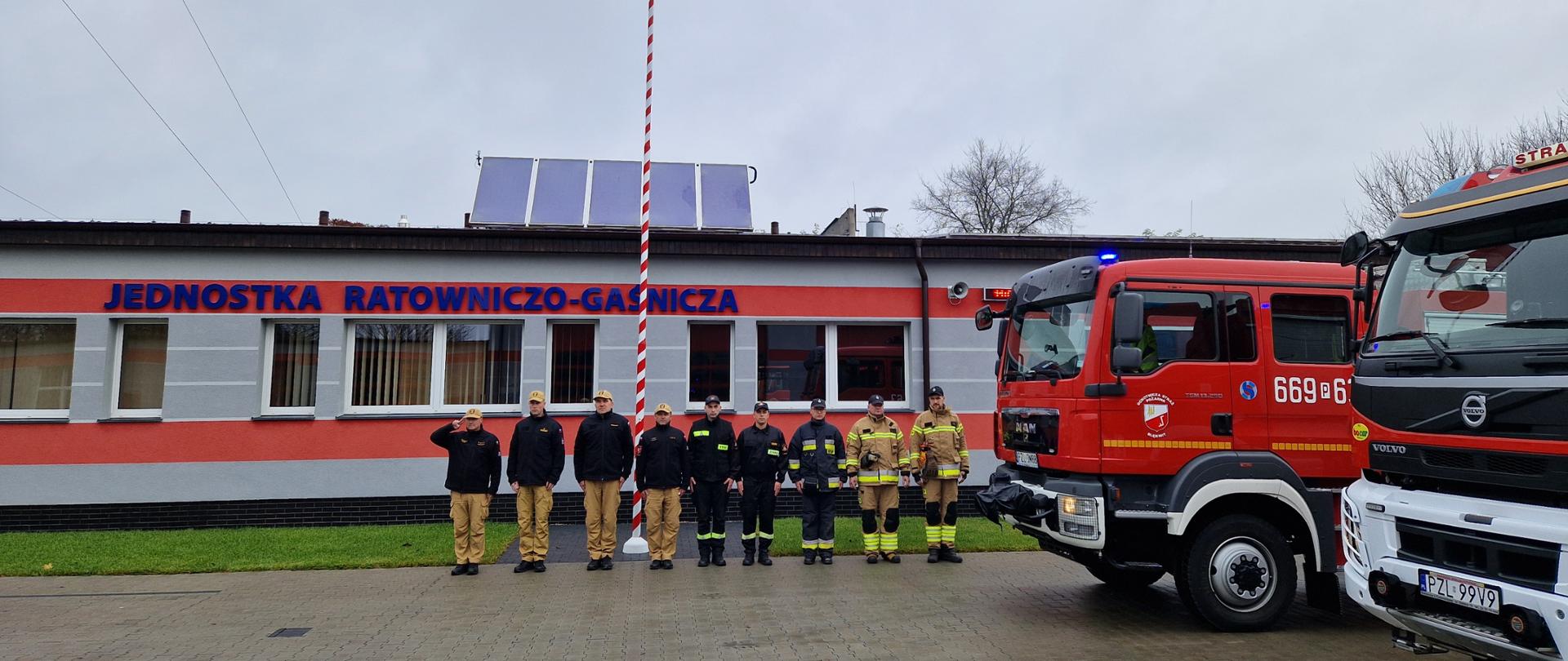 Minutą ciszy w postawie na baczność oddali hołd zmarłemu.