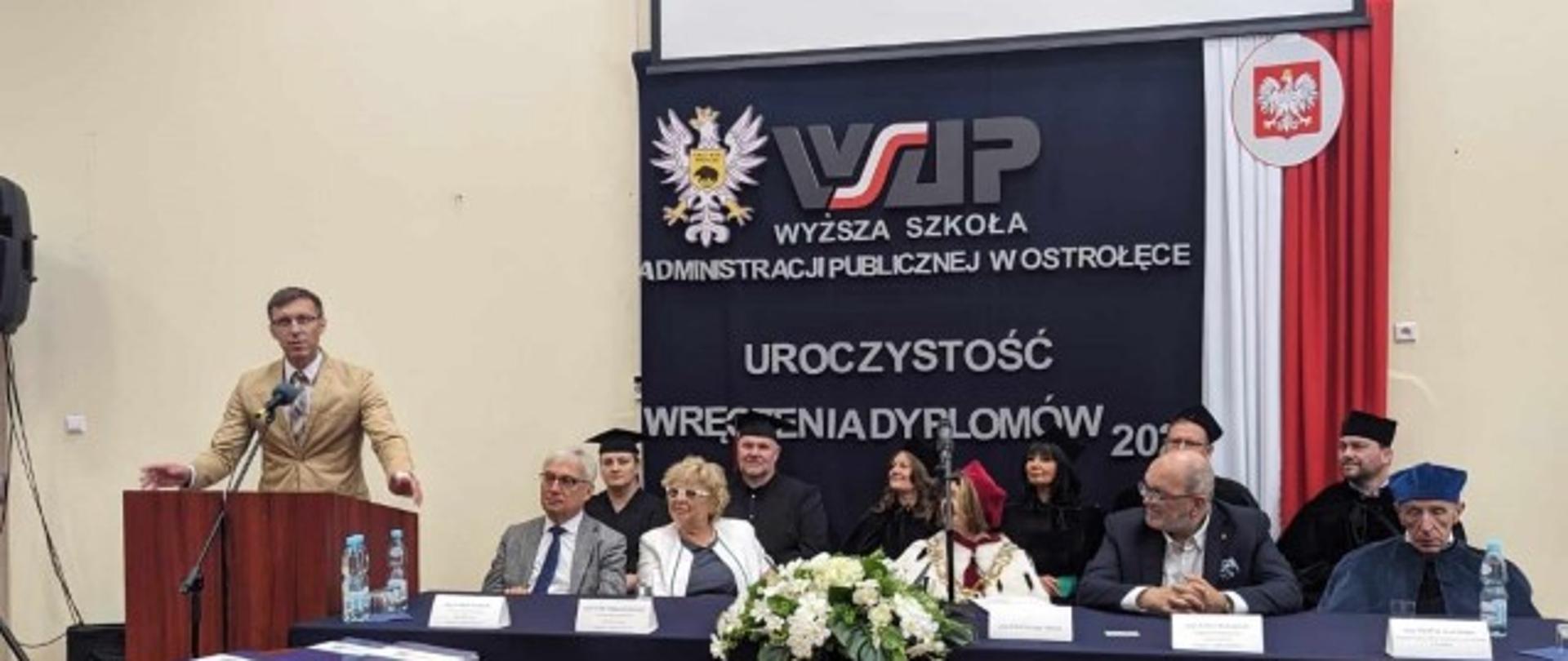 Na zdjęciu widać kobiety i mężczyzn