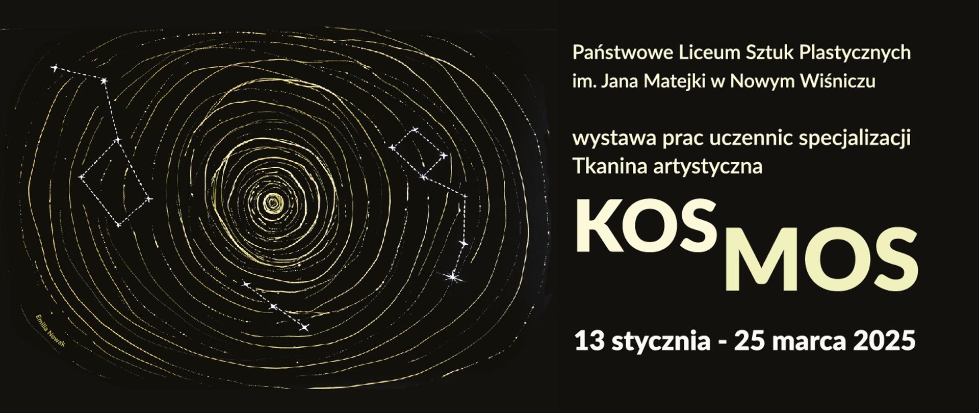 Na czarnym tle z lewej praca Emilii Nowak, z prawej żółty napis Państwowe Liceum Sztuk Plastycznych im. Jana Matejki w Nowym Wiśniczu wystawa prac specjalizacji tkanina artystyczna KOSMOS 13 stycznia - 25 marca 2025