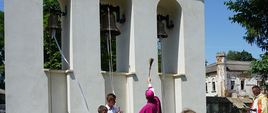 Uroczystość poświęcenia dzwonów na dzwonnicy przy Kościele Św. Trójcy w Pomorzanach na Ukrainie