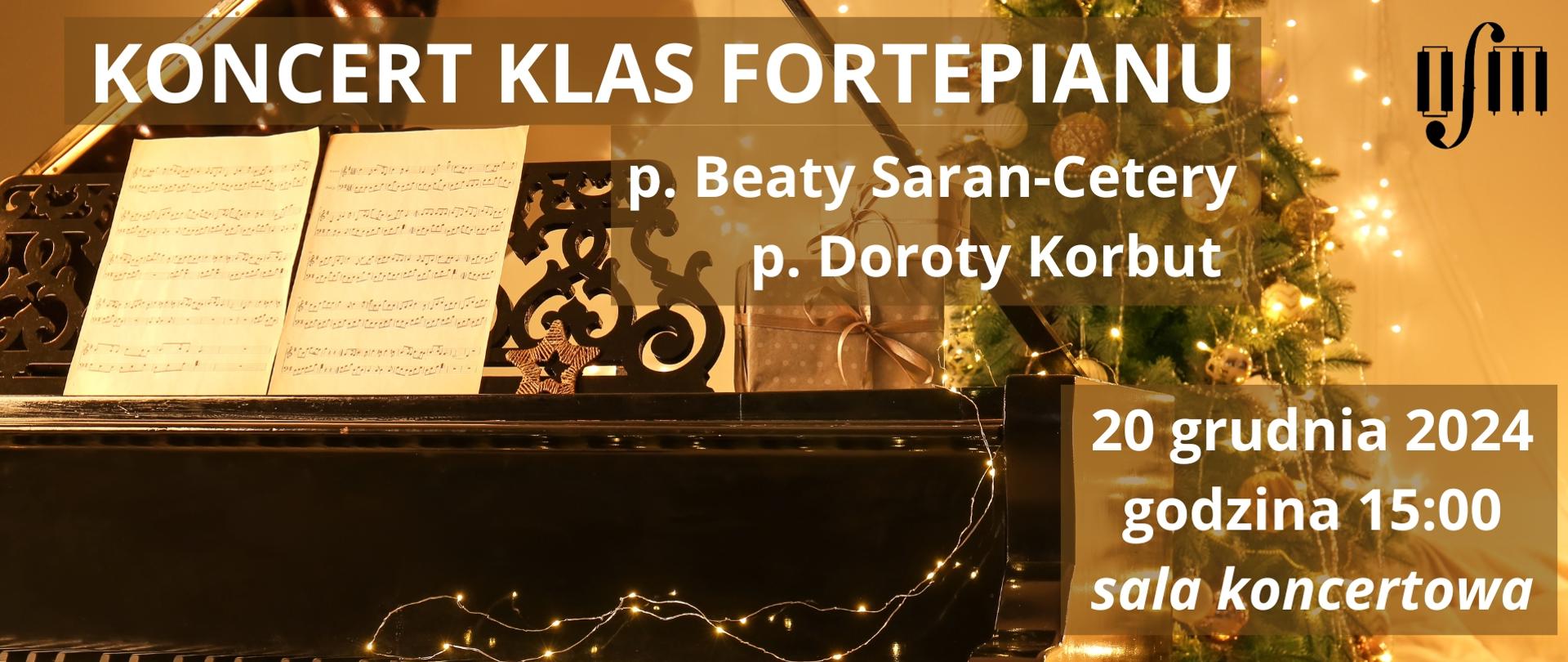 Plakat zapowiada koncert uczniów klas fortepianu p. Beaty Saran-Cetery oraz p. Doroty Korbut, który odbędzie się on 20 grudnia 2024 r. o godz. 15:00 w Ogólnokształcącej Szkole Muzycznej I i II st. im. Karola Lipińskiego w Lublinie na sali koncertowej. Tło plakatu stanowi zdjęcie fortepianu na którym stoją nuty, natomiast w tle widać świąteczne drzewko ubrane w bombki i lampki W prawym górnym rogu umieszczono czarne logo Ogólnokształcącej Szkole Muzycznej I i II st. im. Karola Lipińskiego w Lublinie. Z lewej strony białymi drukowanymi literami napisano nazwę, datę, godzinę i miejsce wydarzenia. U dołu białymi literami napisano "Zapraszamy".
