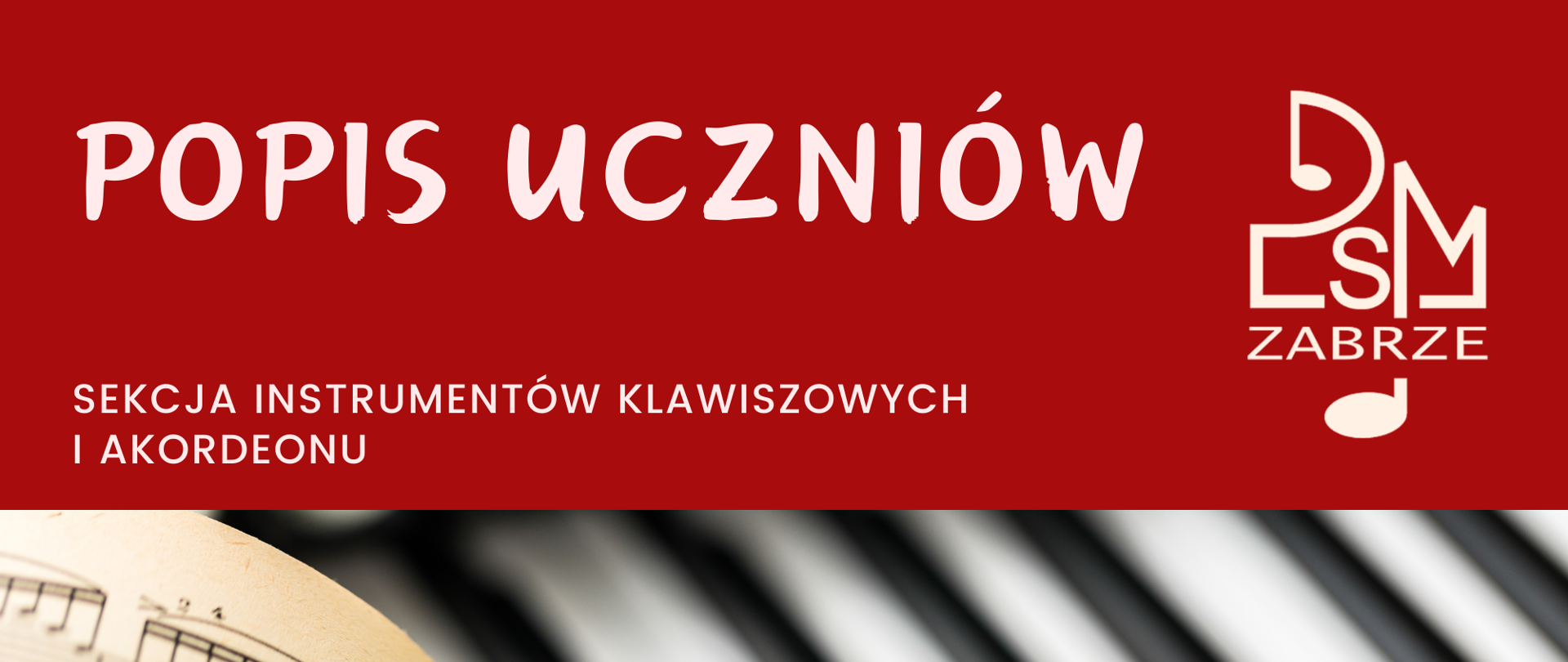 Plakat promujący występ uczniów. Na czerwonym tle w środku jest zdjęcie otwartej partytury umieszczonej na klawiszach fortepianu.