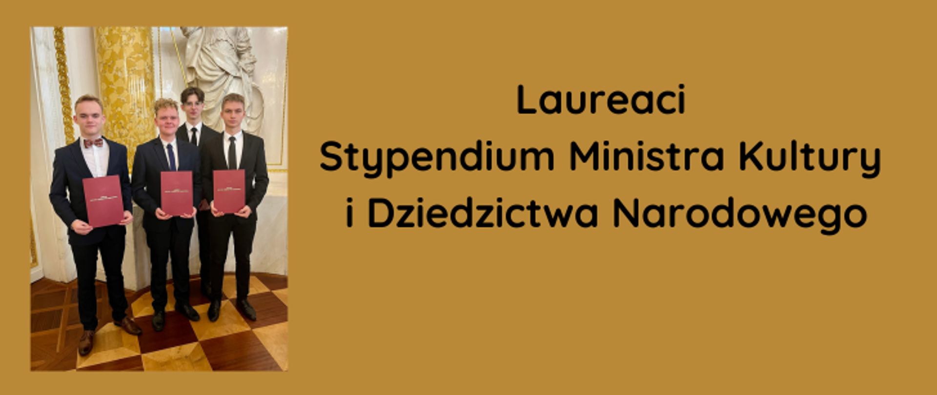 Na musztardowym tle z lewej strony znajduje się zdjęcie laureatów stypendium, a z prawej widnieje napis: Laureaci Stypendium Ministra Kultury i Dziedzictwa Narodowego.