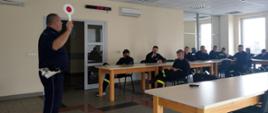Szkolenie podstawowe strażaków ratowników OSP – zajęcia z wydawania sygnałów i poleceń uczestnikom ruchu na drodze