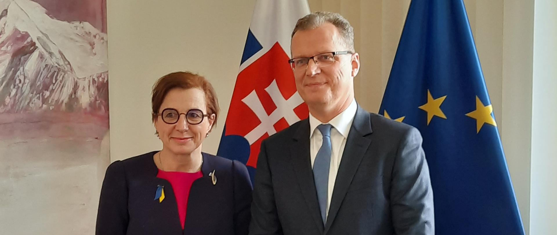 Wiceminister spraw zagranicznych Słowacji Ingrid Brocková i ambasador RP Krzysztof Strzałka