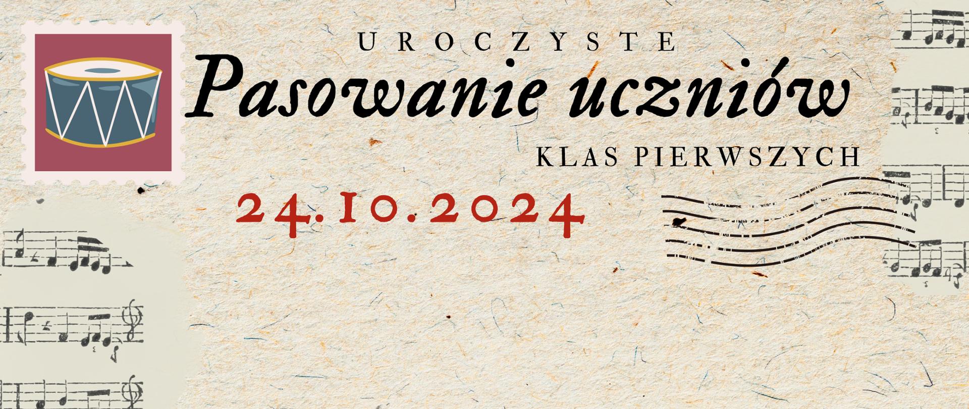 Plakat w stylu kartki pocztowej. Tło imituje szary papier eko, przez który na bokach przebijają się porwane kartki z zapisem nutowym. U góry strony czarną pogrubioną czcionką tytuł wydarzenia "Uroczyste pasowanie uczniów klas pierwszych". Zaraz pod tytułem wyróżniona na czerwono data: "24.10.2024". W prawym górnym rogu znaczek pocztowy niebieskiego bębenka na różowym tle.