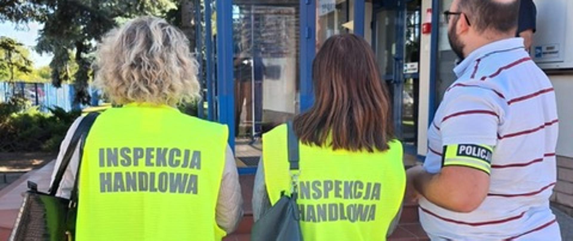 Fotografia prezentuje dwie inspektorki Inspekcji Handlowej w asyście policjanta 