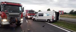Uszkodzony bus na autostradzie A4, obok pojazdy pożarnicze.